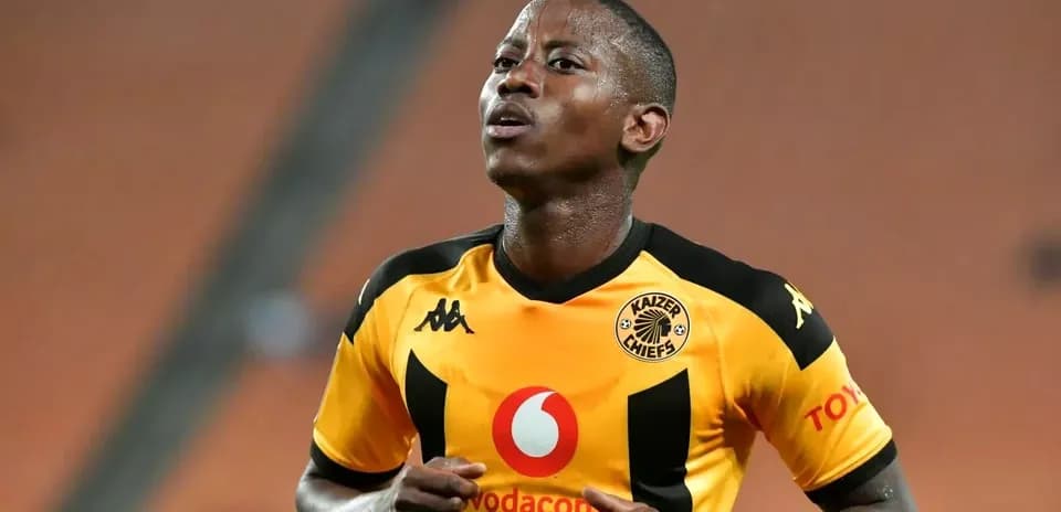 Игрок команды Kaizer Chiefs в желтой форме на поле
