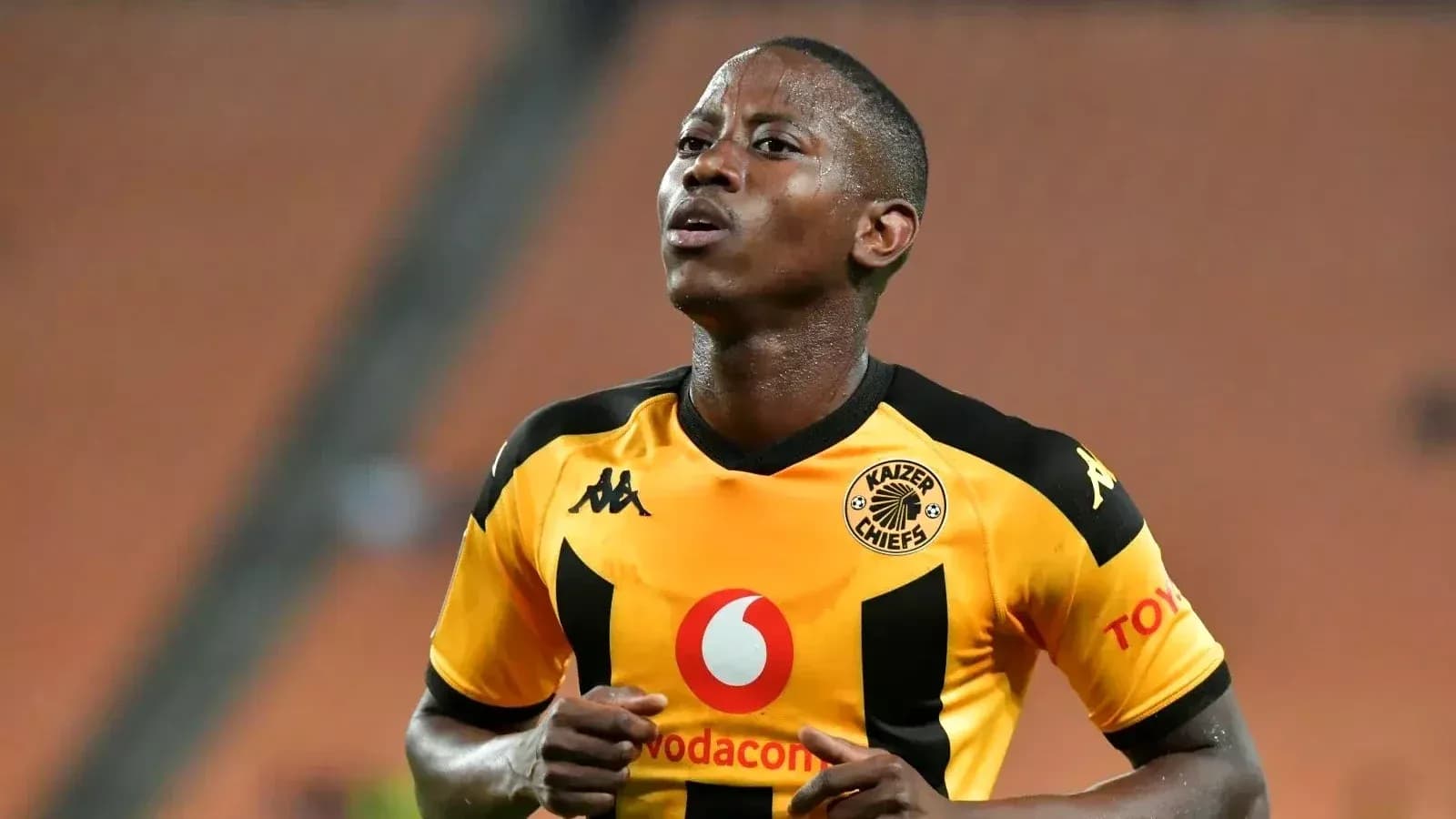 Игрок команды Kaizer Chiefs в желтой форме на поле