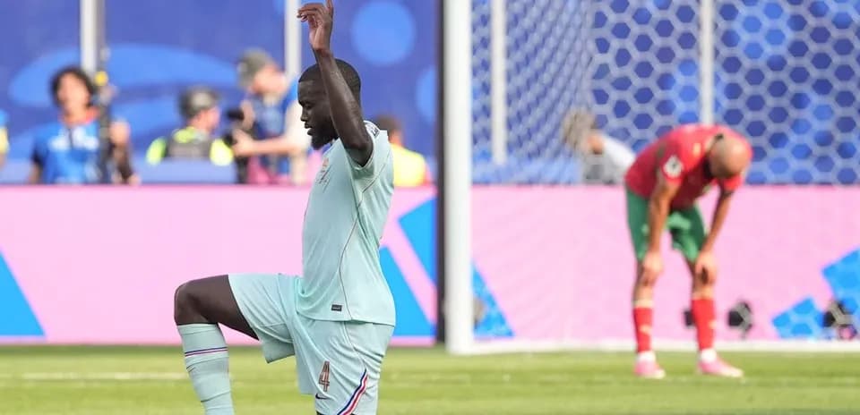 Игроки на поле во время матча по футболу