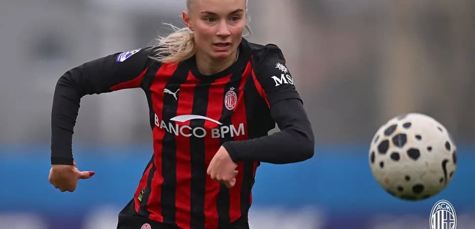 Игрок AC Milan W бежит с мячом