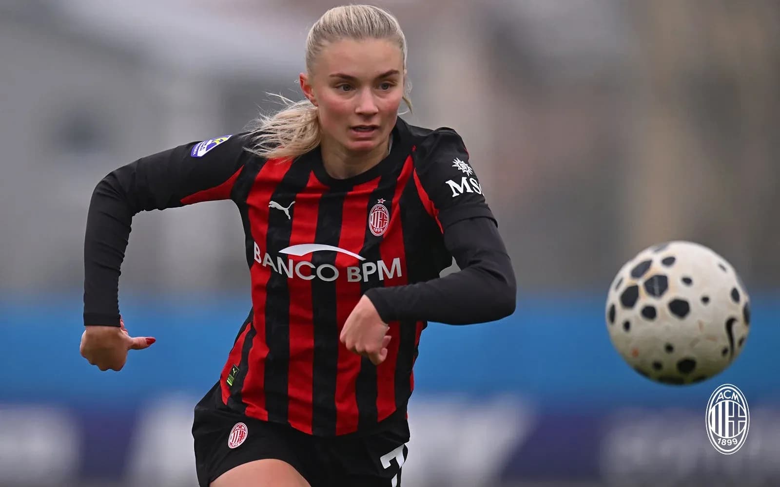 Игрок AC Milan W бежит с мячом