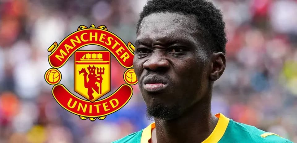 Игрок в форме с логотипом Manchester United на фоне