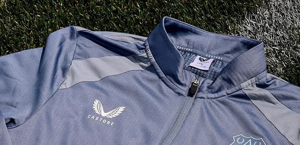 Серая куртка с логотипом Everton и Castore
