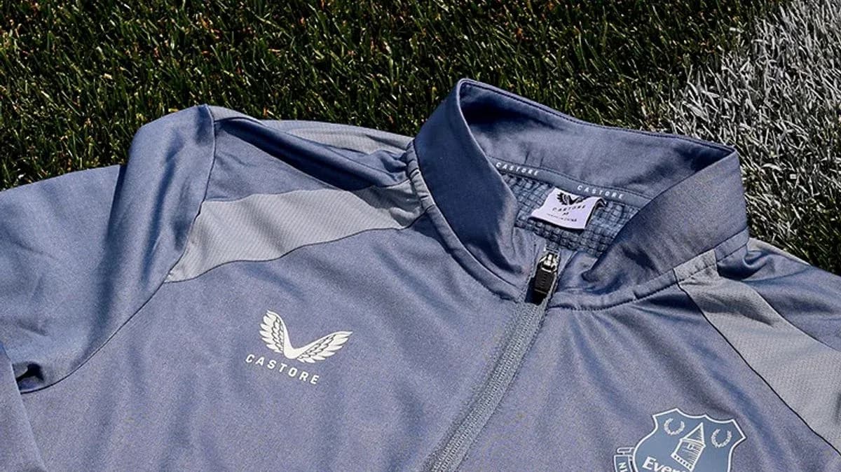 Серая куртка с логотипом Everton и Castore