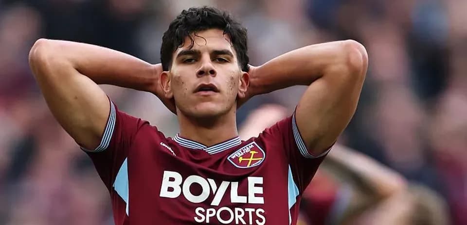 Игрок West Ham United с поднятыми руками на поле