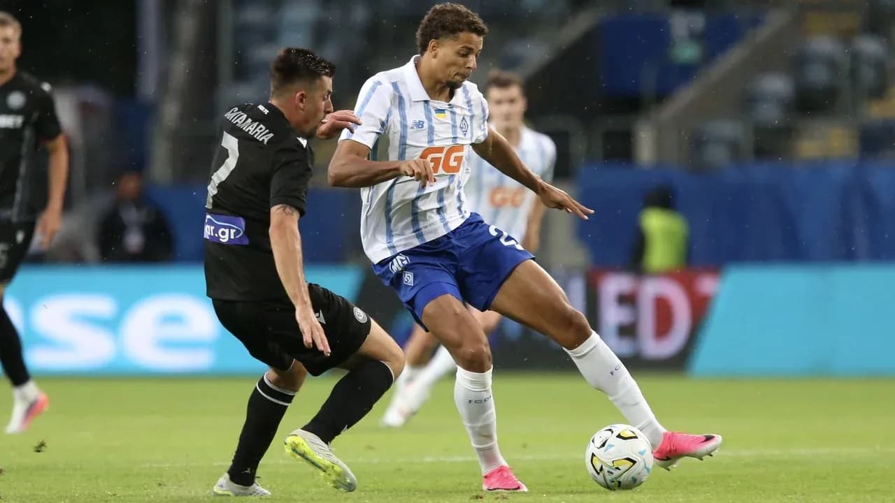 Игроки PAOK и Динамо Киев борются за мяч