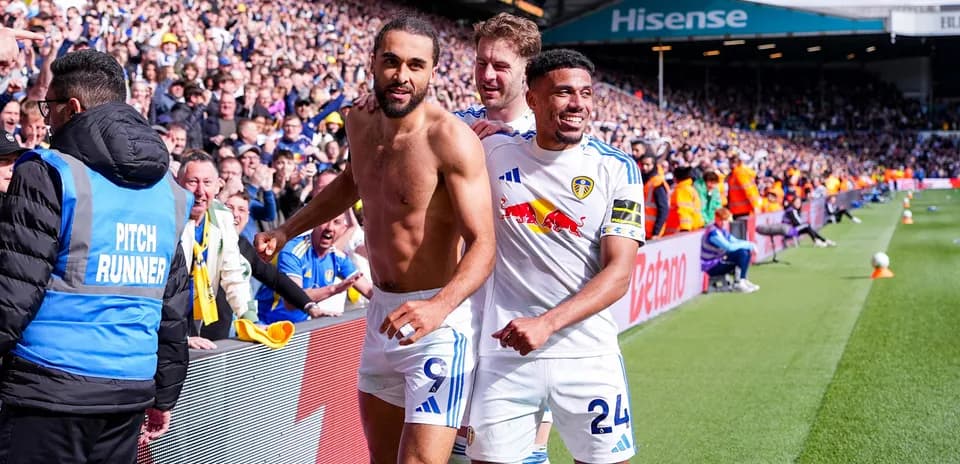 Игроки Лидса празднуют гол перед фанатами