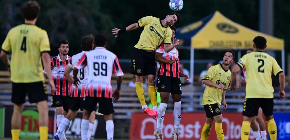 Игроки Charleston Battery и Pittsburgh Riverhounds в борьбе за мяч
