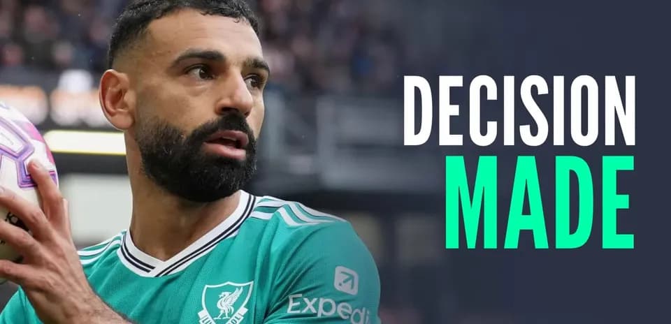 Игрок с мячом в форме Ливерпуля на поле