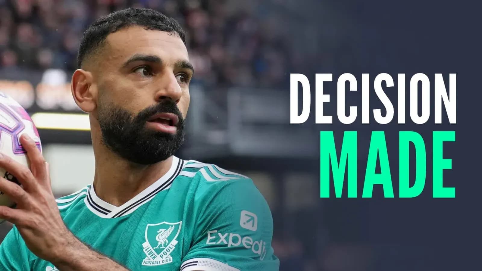 Игрок с мячом в форме Ливерпуля на поле