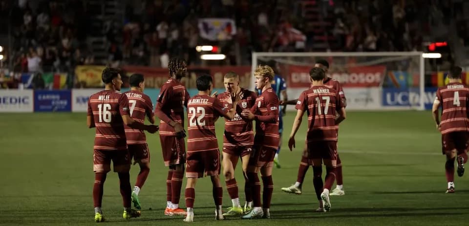 Игроки Sacramento Republic празднуют гол