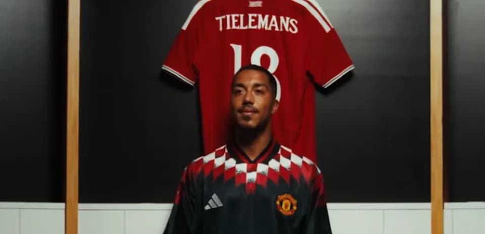 Игрок в форме Manchester United перед майкой Тилеманса