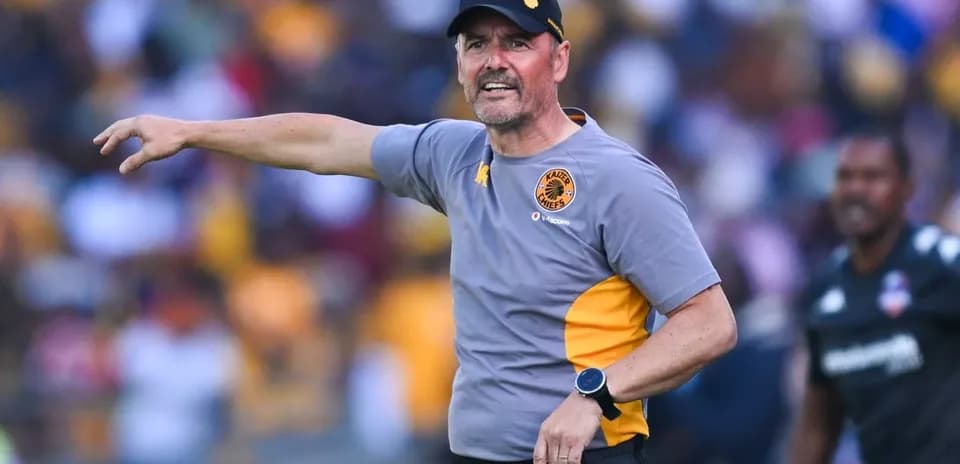 Тренер Kaizer Chiefs указывает игрокам на поле