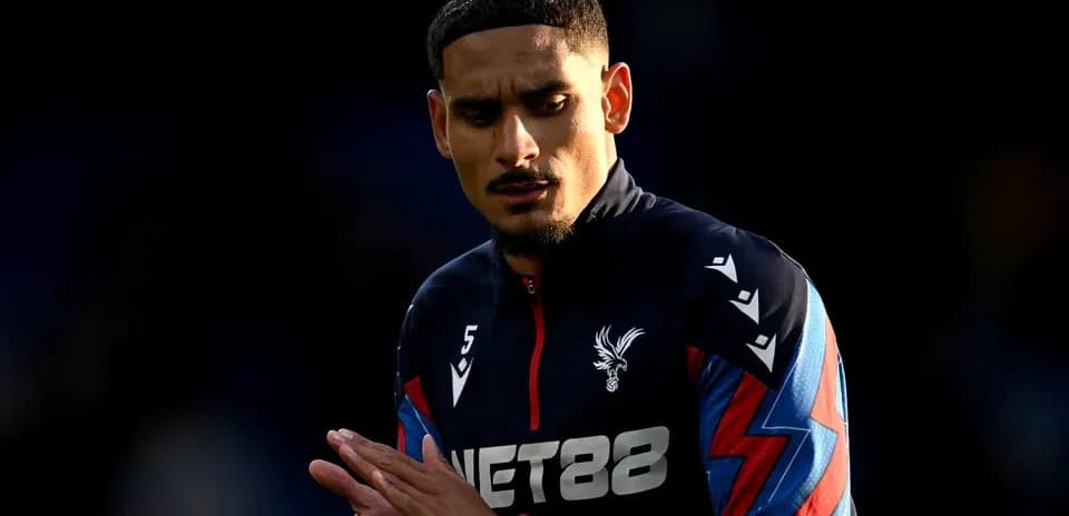 Игрок команды Crystal Palace на поле перед матчем
