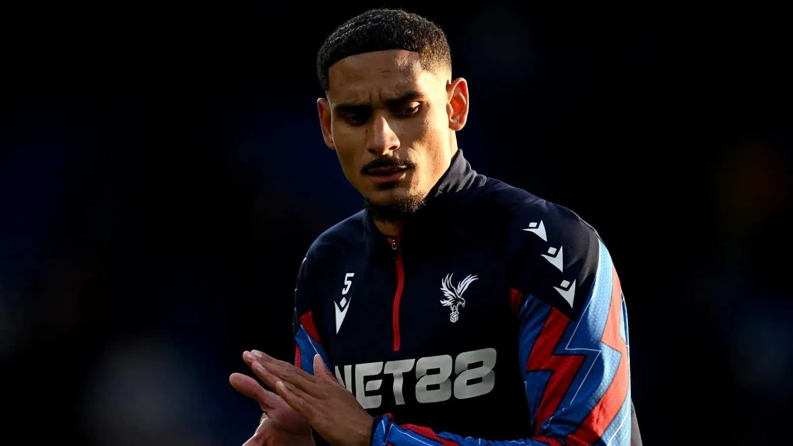 Игрок команды Crystal Palace на поле перед матчем
