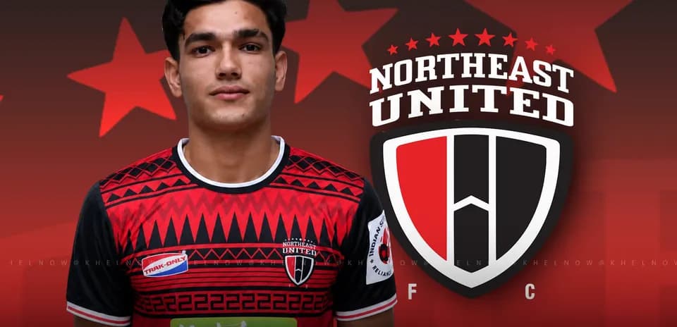 Игрок в форме Northeast United на фоне логотипа