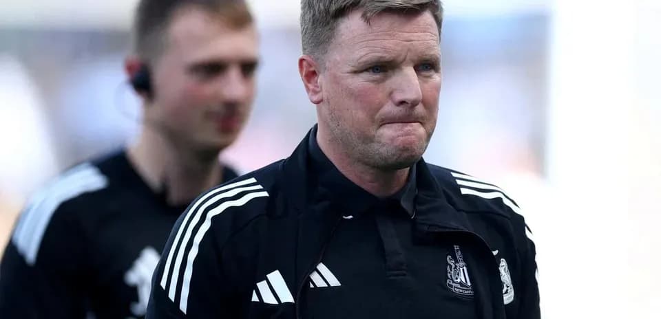 Тренер Newcastle United выходит на поле с другим сотрудником