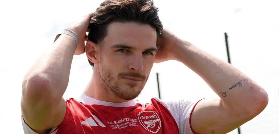 Игрок в форме Arsenal на тренировочном поле