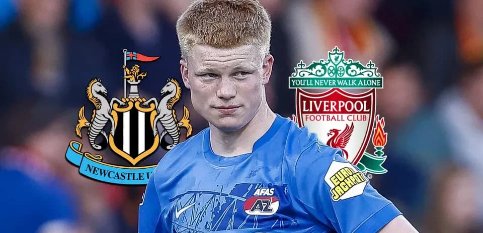Игрок AZ Alkmaar на фоне логотипов Newcastle и Liverpool