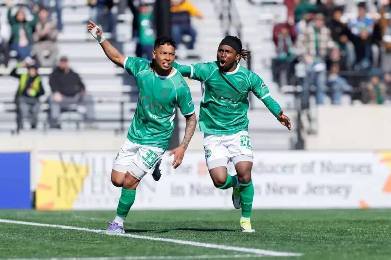 Игроки NY Cosmos празднуют гол