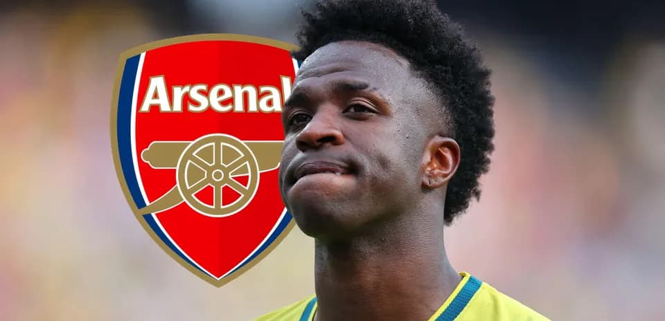 Игрок Arsenal на фоне логотипа клуба