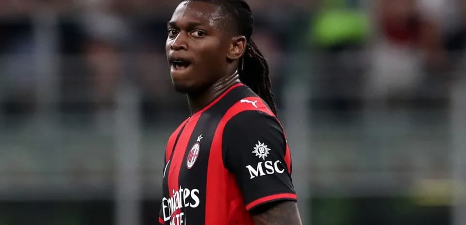 Игрок AC Milan в черно-красной форме на поле