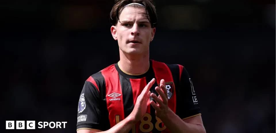 Игрок Bournemouth аплодирует после матча