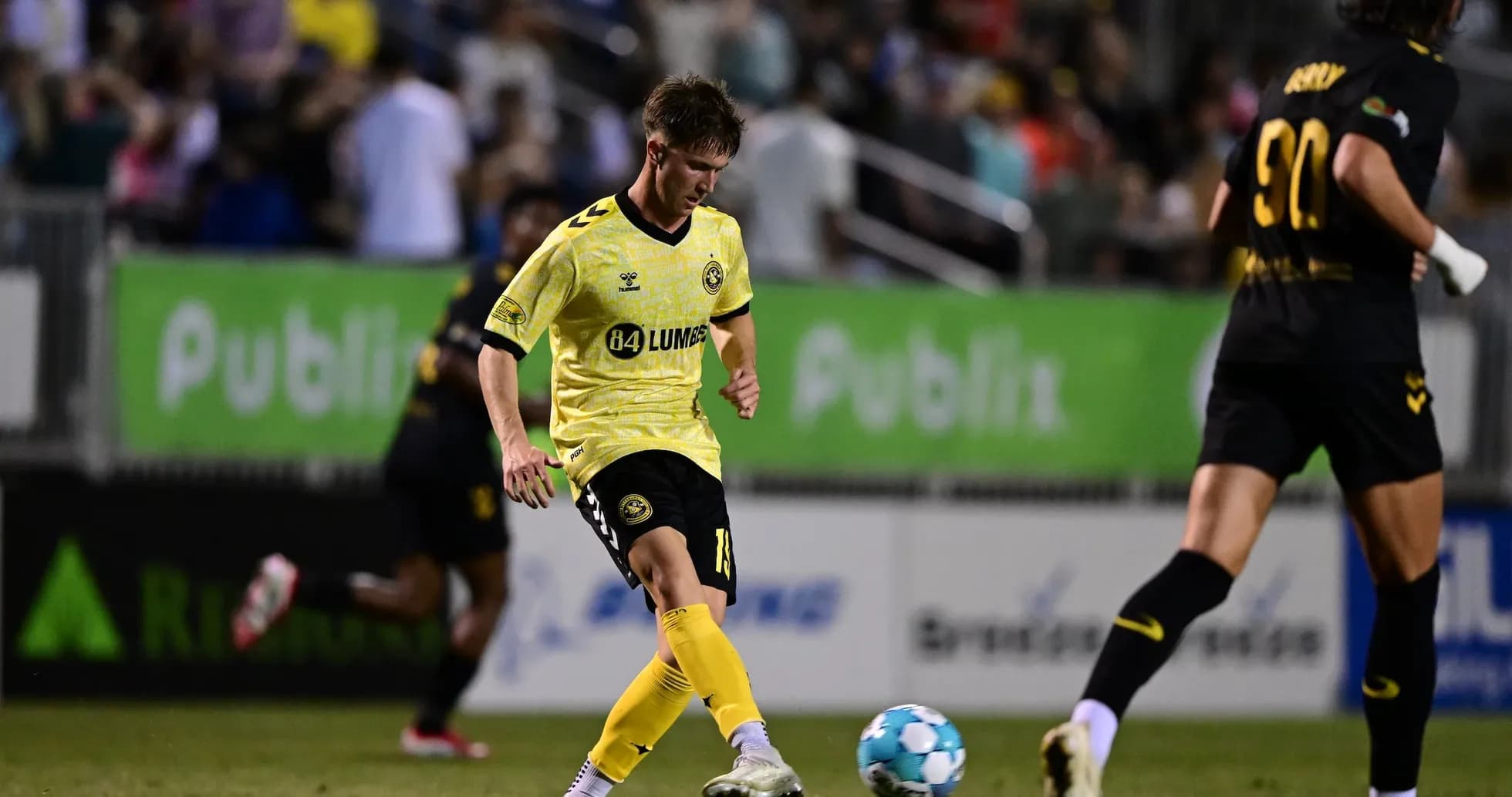 Игрок Charleston Battery с мячом на поле