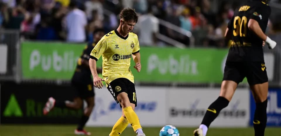 Игрок Charleston Battery с мячом на поле