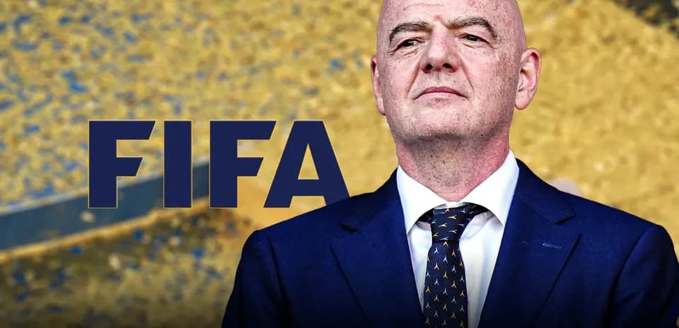 Человек в костюме с логотипом FIFA на фоне