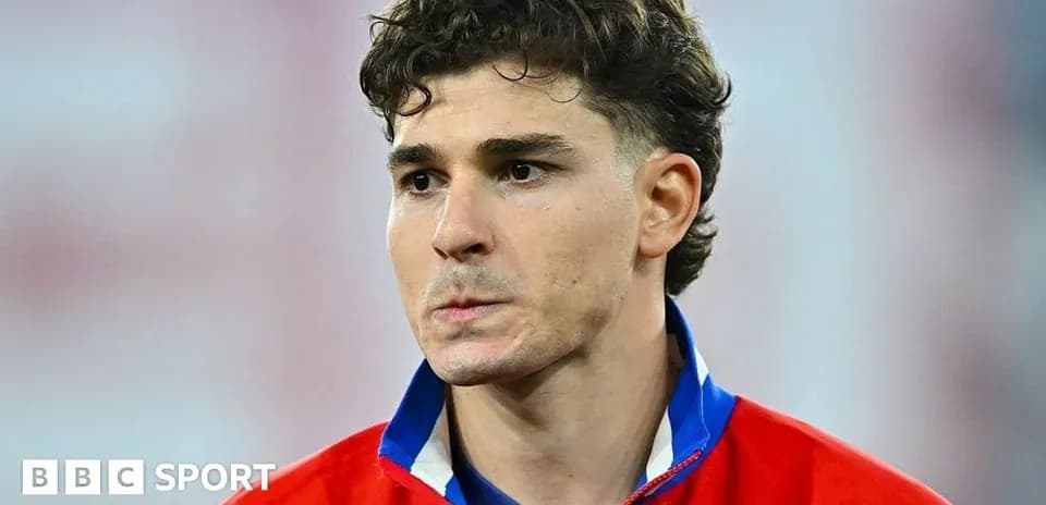Игрок в красной футболке на поле