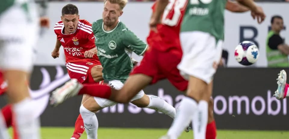 Игроки Бенфики на поле против FC St. Gallen