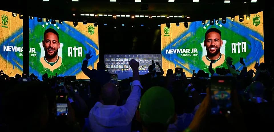 Сцена с презентацией Неймара на мероприятии