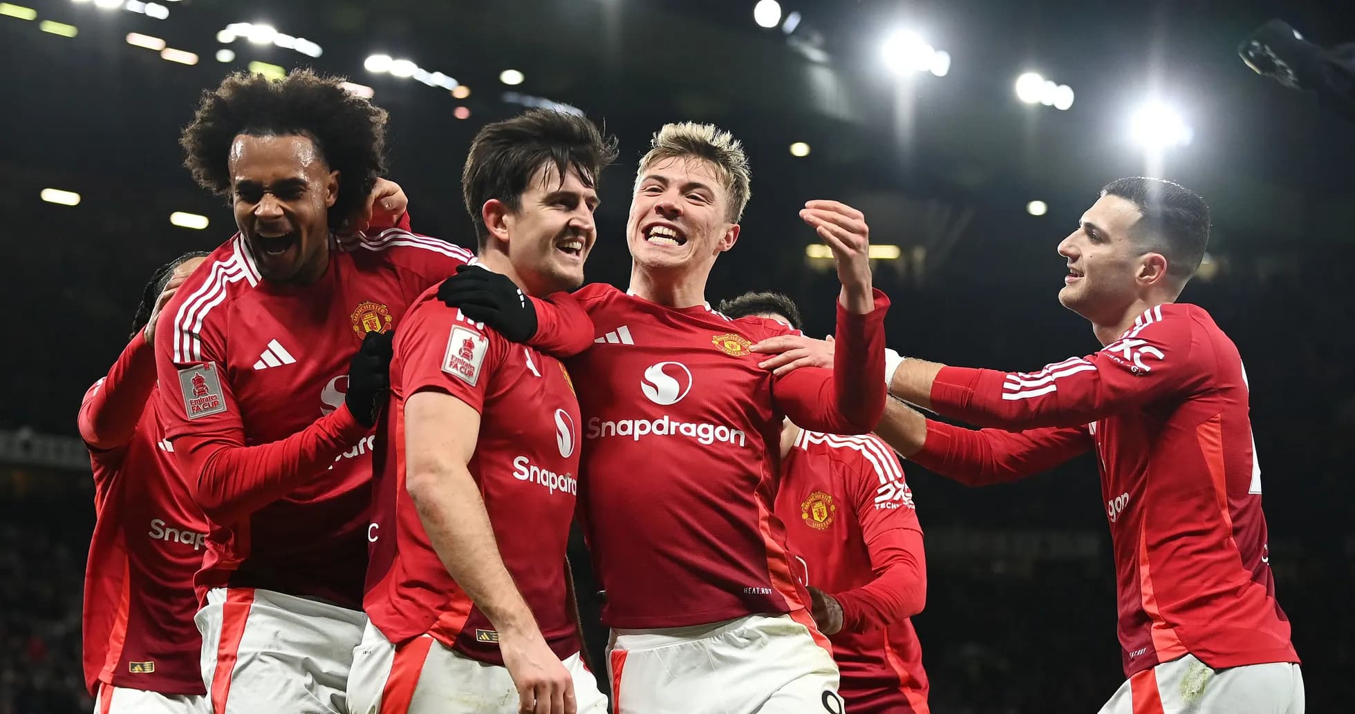 Игроки Manchester United отмечают гол на стадионе Игроки Manchester United отмечают гол на стадионе