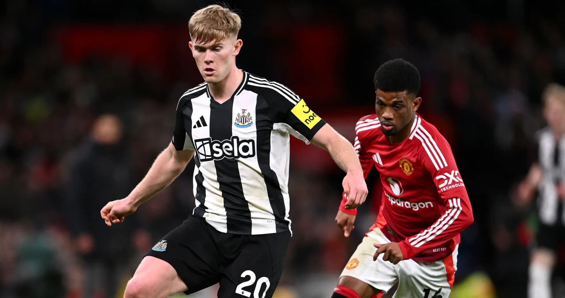 Игроки Newcastle и Manchester United на поле Игроки Newcastle и Manchester United на поле