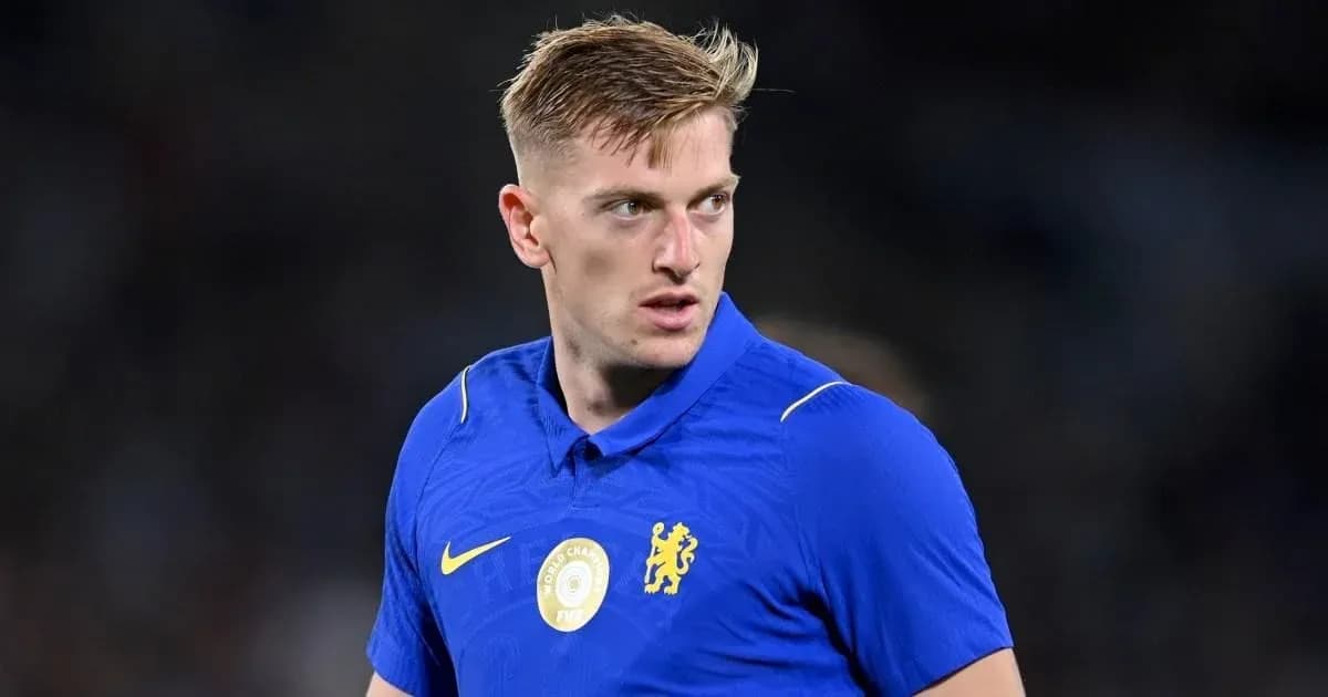 Игрок в синей форме Chelsea на поле Игрок в синей форме Chelsea на поле
