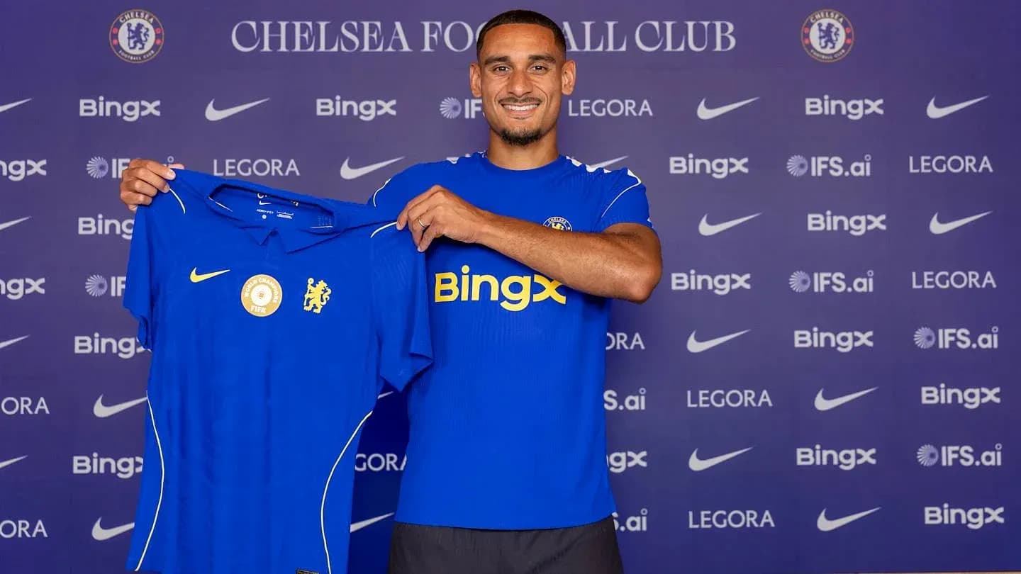 Игрок Chelsea показывает новую футбольную форму Игрок Chelsea показывает новую футбольную форму