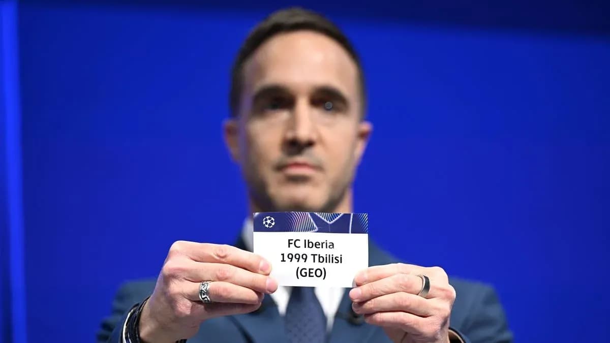 Человек держит карточку FC Iberia 1999 Tbilisi Человек держит карточку FC Iberia 1999 Tbilisi