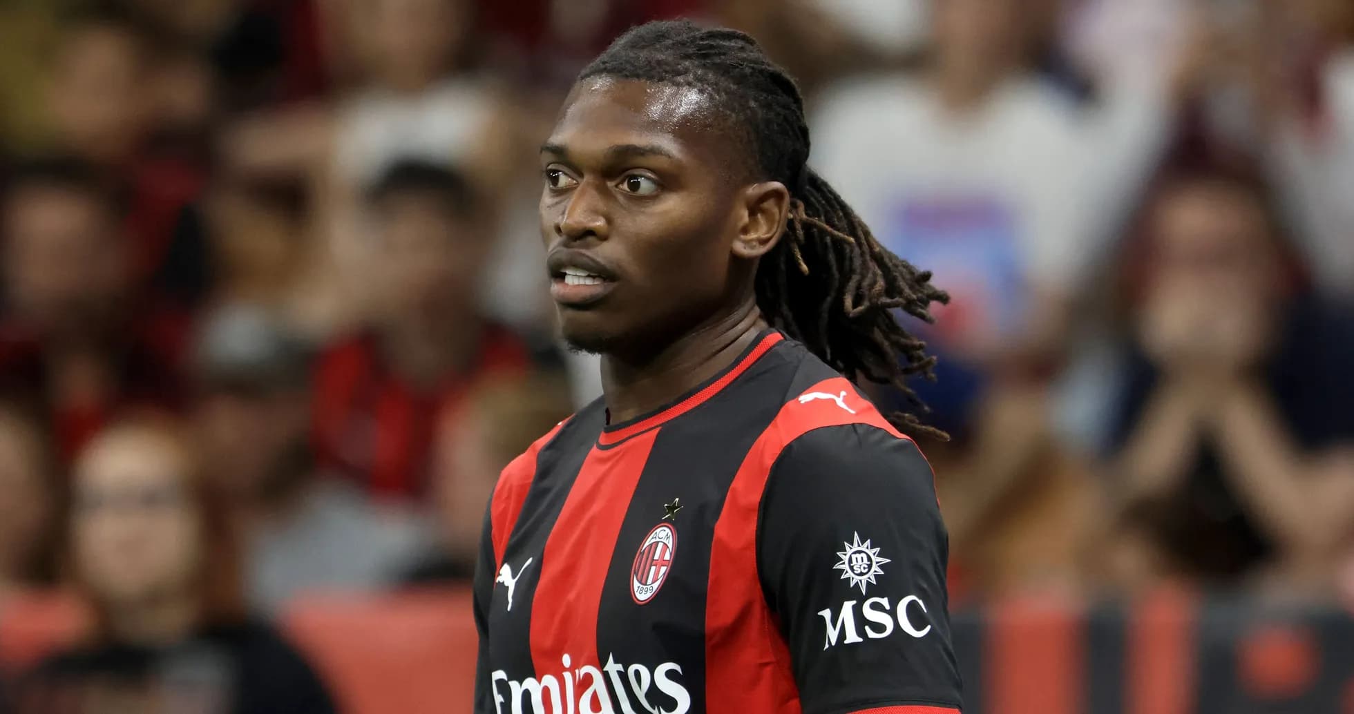 Игрок AC Milan на поле во время матча Игрок AC Milan на поле во время матча