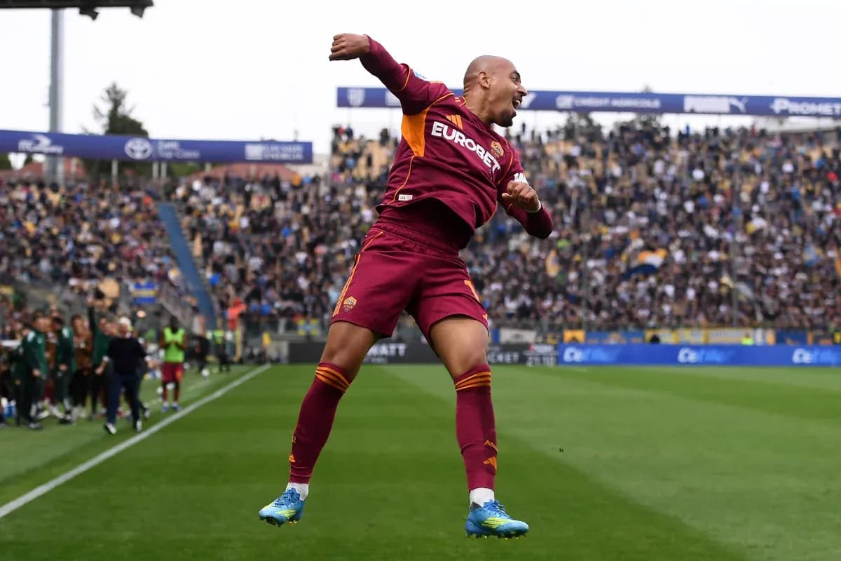 Игрок AS Roma празднует гол на поле Игрок AS Roma празднует гол на поле