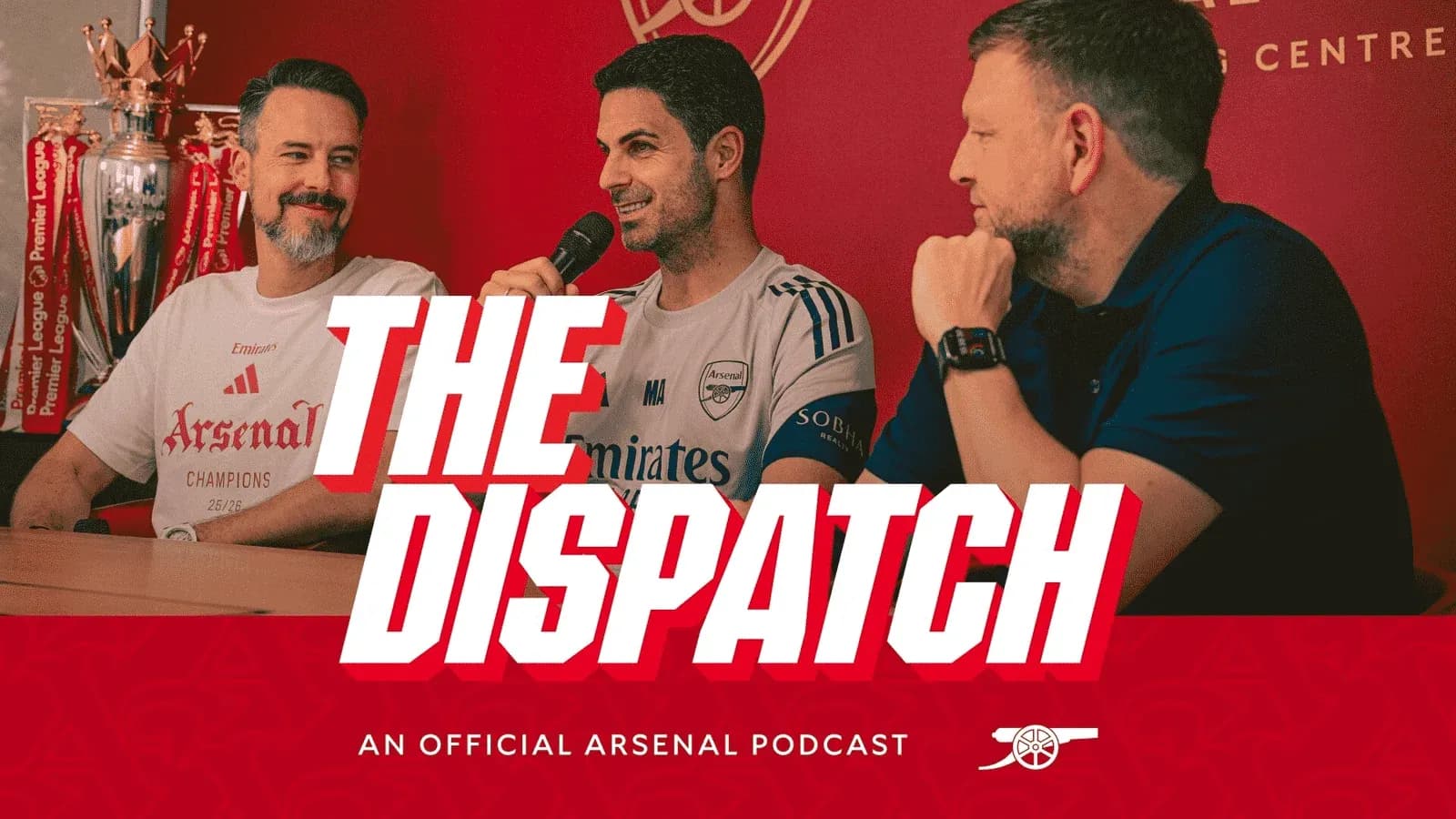Трое мужчин на подкасте Arsenal в студии Трое мужчин на подкасте Arsenal в студии