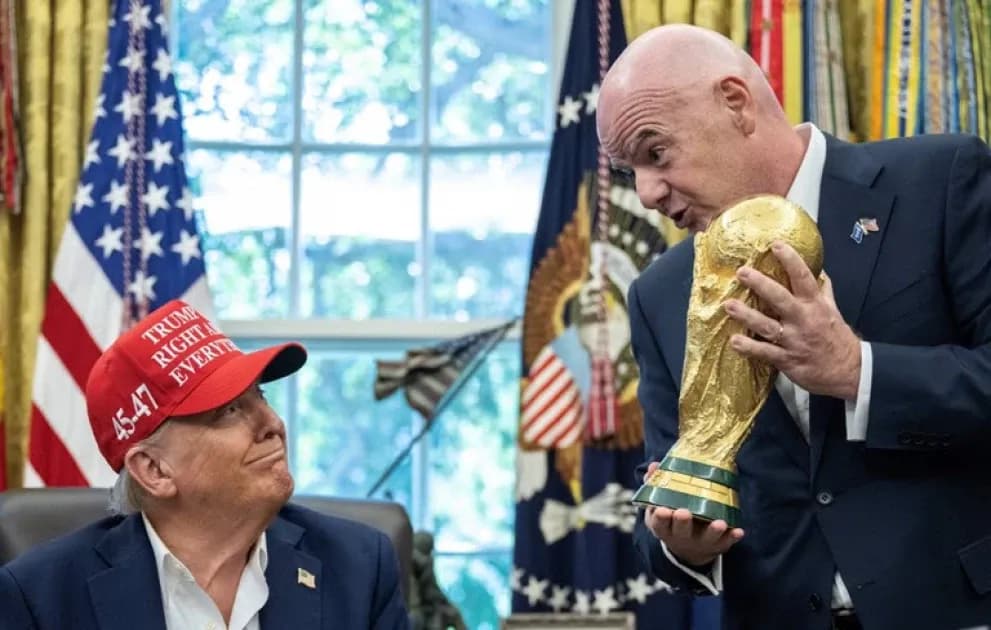 Человек в красной кепке и FIFA кубок мира Человек в красной кепке и FIFA кубок мира