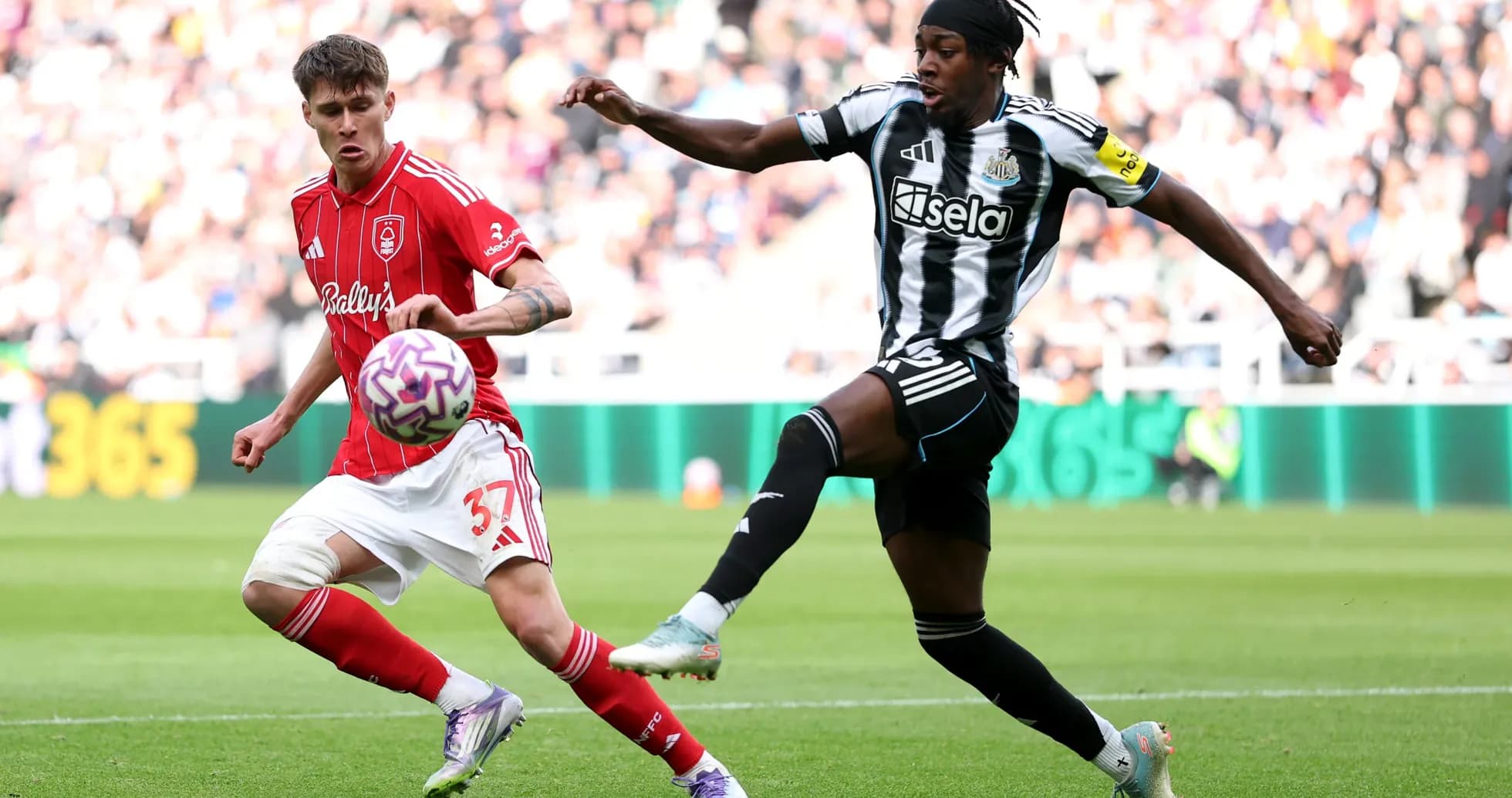 Игроки Nottingham Forest и Newcastle в матче Игроки Nottingham Forest и Newcastle в матче