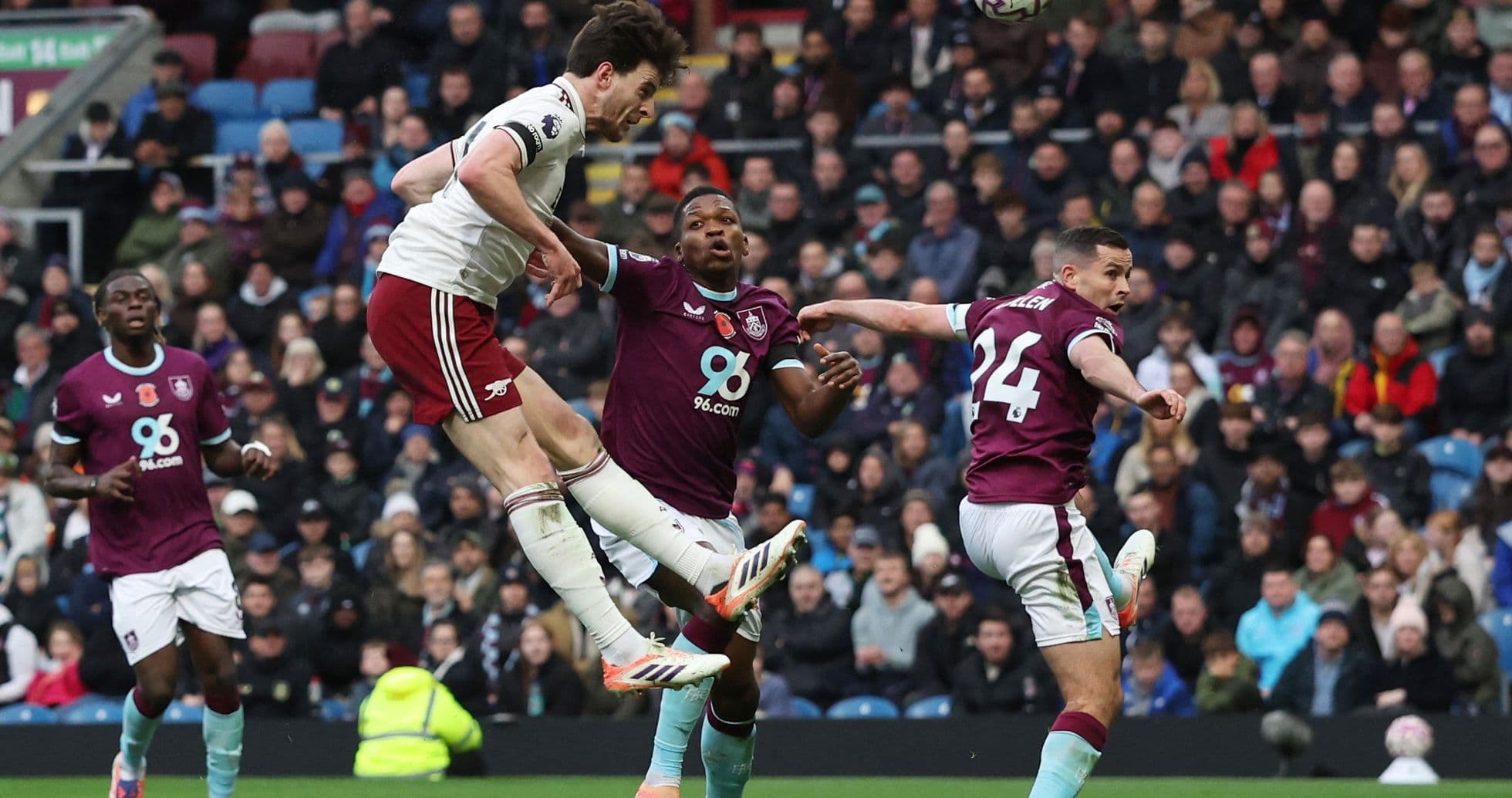 Игроки Arsenal и Burnley в борьбе за мяч Игроки Arsenal и Burnley в борьбе за мяч