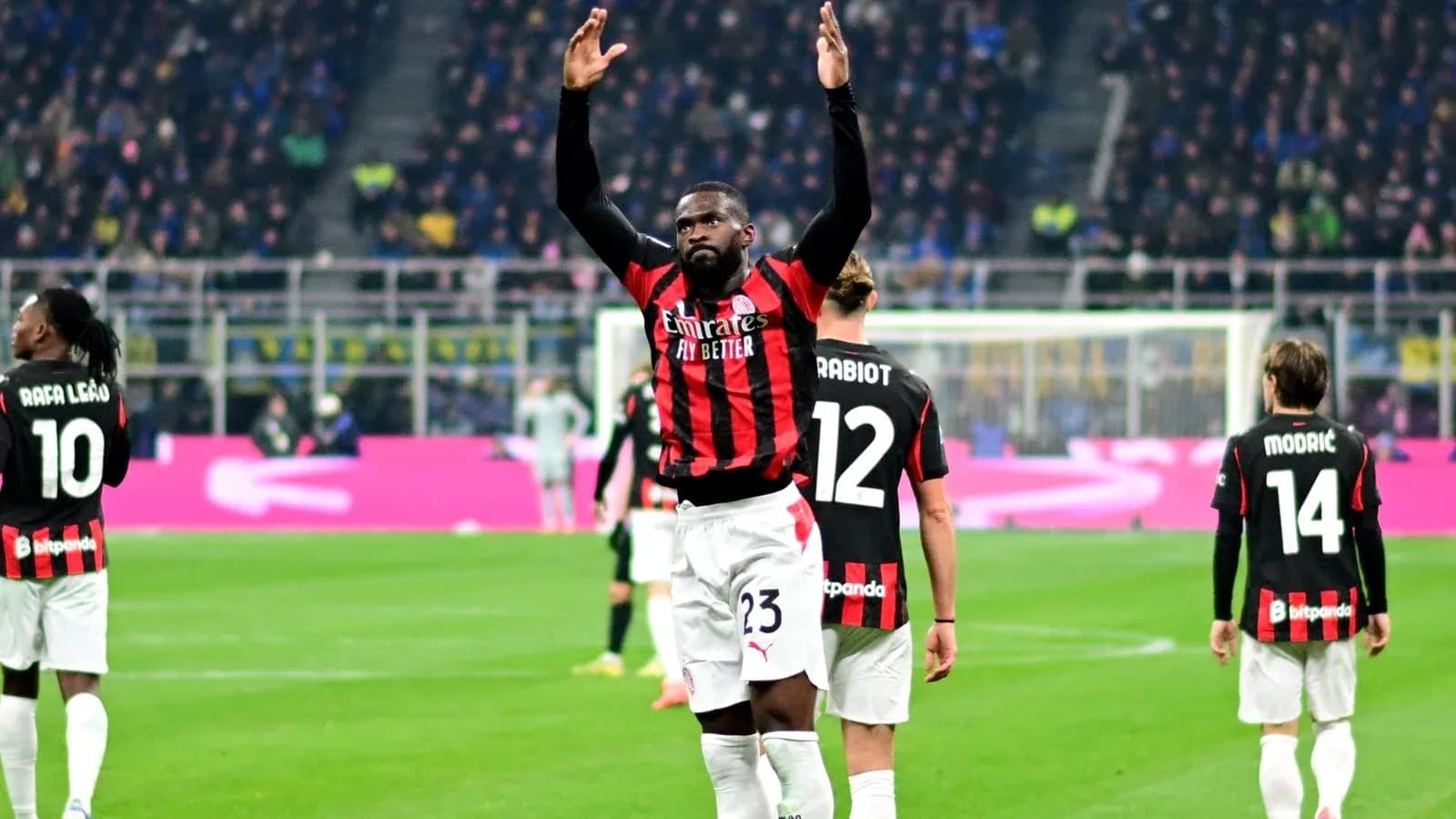Игроки AC Milan на поле после матча Игроки AC Milan на поле после матча
