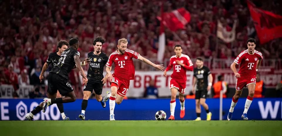 Игроки Bayern München в атаке против PSG Игроки Bayern München в атаке против PSG
