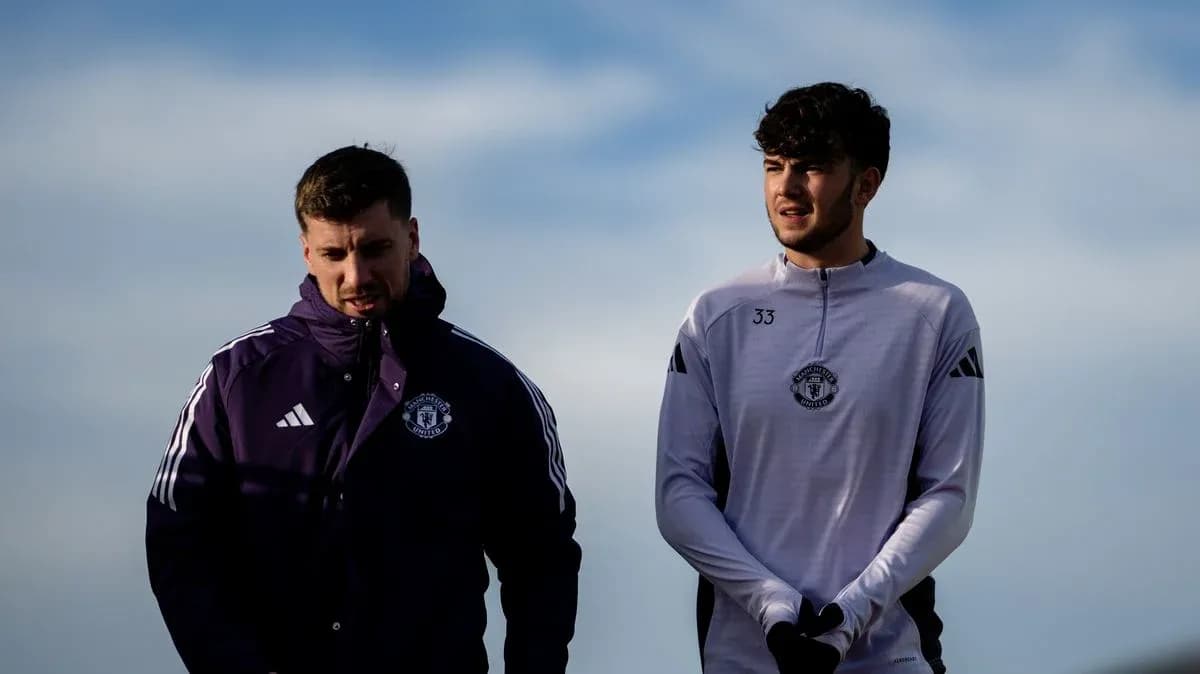 Два игрока Manchester United на тренировочной площадке Два игрока Manchester United на тренировочной площадке