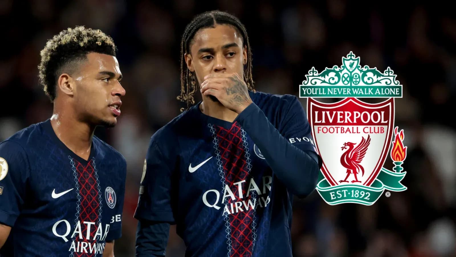 Два игрока PSG на поле во время матча Два игрока PSG на поле во время матча