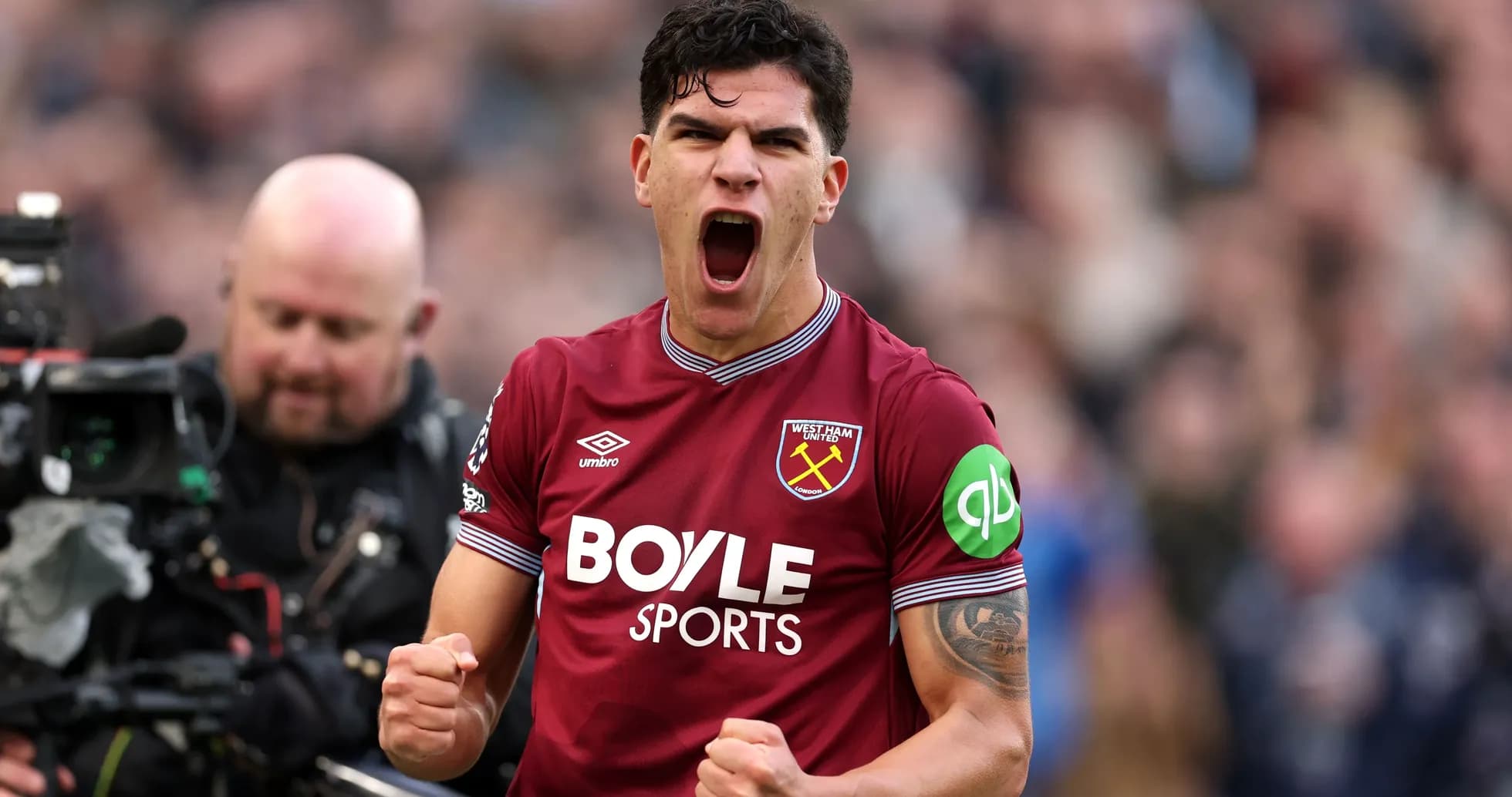 Игрок West Ham United празднует гол на поле Игрок West Ham United празднует гол на поле