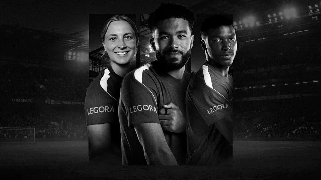 Трое игроков в форме Chelsea FC на стадионе Трое игроков в форме Chelsea FC на стадионе
